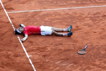 Ferrer celebra a terra la victòria davant Kohlschreiber, que classifica Espanya per a semifinals.