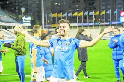 Josep Calavera, eufòric al xiulet final, celebra el triomf amb l’afició del Gol Nord.