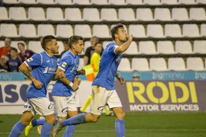 Pedro Martín celebra el gol de l’empat, aconseguit de penal, seguit d’Artiles i Juanto.