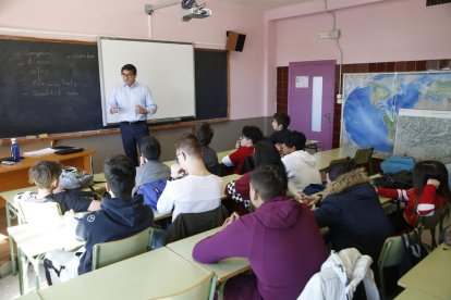 El director territorial de BBVA en Catalunya, Xavier Llinares, ayer, en el IES Joan Oró de Lleida.