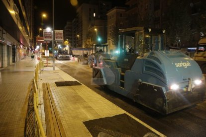 Los trabajos de pavimentación de la avenida Catalunya.