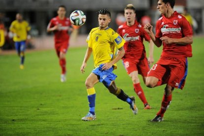 El delantero canario José Artiles se ha comprometido con el Lleida por dos temporadas.