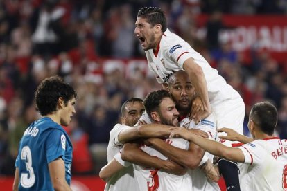 Els jugadors del Sevilla celebren el segon gol, obra de Layún.