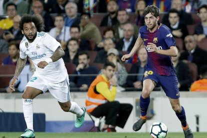 Sergi Roberto i Marcelo durant el clàssic de dissabte.