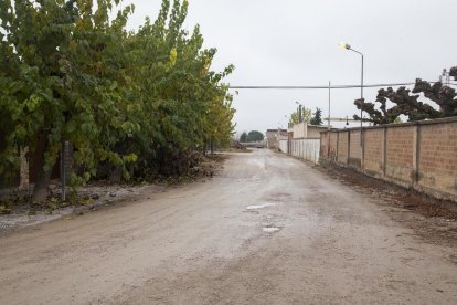 L’actuació permetrà pavimentar i renovar el clavegueram.