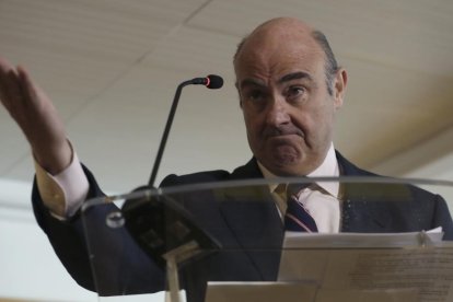 El ministro de Economía, Luis de Guindos, durante la rueda de prensa que ofreció ayer.