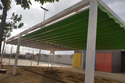 Los toldos que se están instalando en el colegio de Torrefarrera.