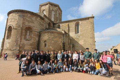 Les autoritats, al costat dels alumnes dels sis centres que van participar en el concurs per promoure el patrimoni cultural.