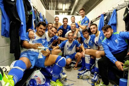 Els jugadors del Lleida Llista celebren al vestidor la victòria i el liderat.