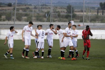 Jugadores del Borges celebran un gol, ayer en su amistoso ante el Binéfar.