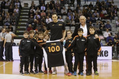 Miki Feliu recibió una camiseta por sus 100 partidos en el club.