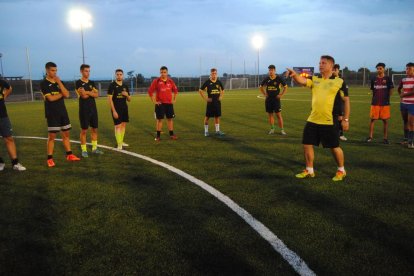 Un momento del entrenamiento del Golmès en su nuevo césped.