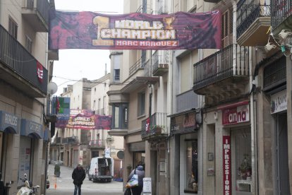 Las calles de Cervera están engalanadas con pancartas dedicadas al campeón.