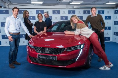 Per fer-ho, han trucat a personatges com Ernesto Alterio, María León, Edurne o David Ferrer, perquè cada un provi totes les  tecnologies en diferents activitats a bord del Peugeot 508.