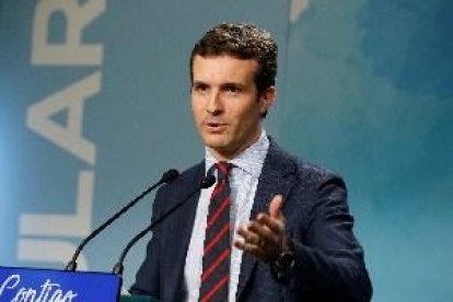 Casado mostra tota la documentació del seu màster, que va fer per a un doctorat