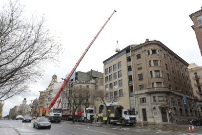 Tall per una gran grua davant l’Arc del Pont a Lleida