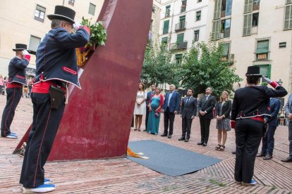 El presidente de la Generalitat, Quim Torra, y otros miembros del ejecutivo catalán, durante la ofrenda floral hoy en el Fossar de les Moreres, junto a una Guardia de honor de los Mossos d'Esquadra, con motivo de la Diada.