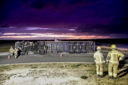 El camió va bolcar quan feia una rotonda d’accés a l’autovia.