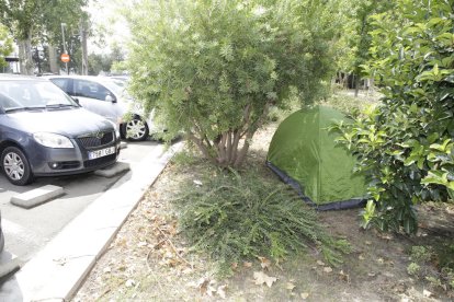 La tienda estaba en medio del aparcamiento cercano a la pasarela de los Camps Elisis.