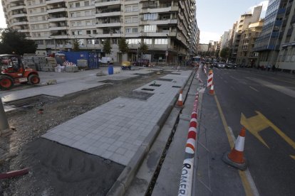 Estat de les obres del carril bici a l’avinguda Catalunya, ahir.