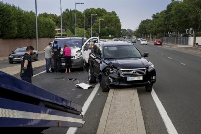 Vista de dos de los vehículos implicados ayer en el accidente. 