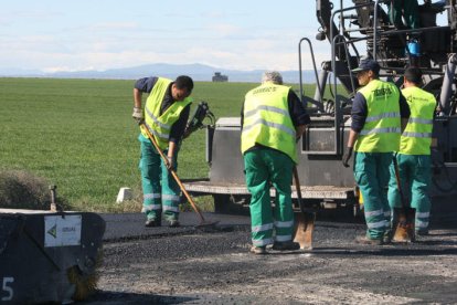 Operaris treballen en una carretera lleidatana.