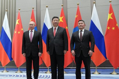 El president rus, Vladímir Putin, amb els seus homòlegs xinès i mongol, Xi Jinping i Khaltmaa Battulga.