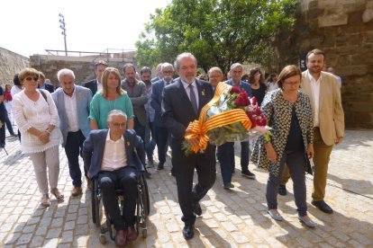 Reñé i representants dels grups de la Diputació, tret de CUP, PP i Cs, a l’ofrena ahir.