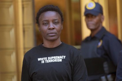 Se vuelve viral fotografía de la mujer protestante que escaló la Estatua de la Libertad el 4 de Julio en EEUU