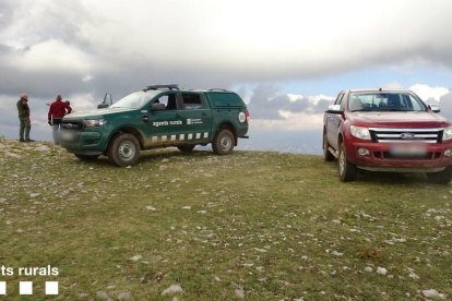 Los Agentes Rurales y los pastores buscando a los perros. 