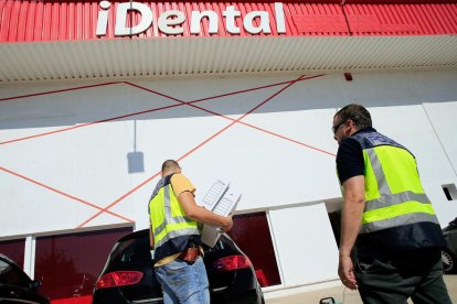 Imatge d'un escorcoll per part de la Policia Nacional d'un centre d'iDental