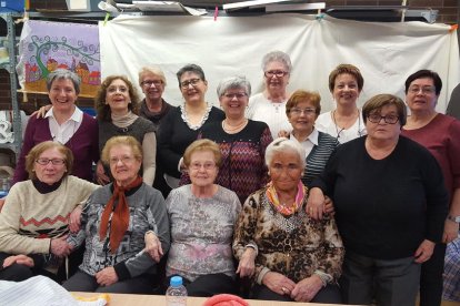 A dalt d'esquerra a dreta, Tere, Paz, Lluïsa, Antonieta, Dolors, Antonieta, Encarna, Isabel (professora) i Tere. A baix, Rosa, Neus, Carmen, Dedi i Montse.