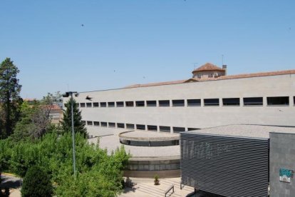 Vista exterior de l’Hospital Santa Maria que, com l’Arnau, està ple.