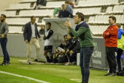 Gerard Albadalejo da instrucciones a sus jugadores durante el Lleida-Hércules.