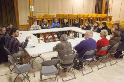 La asamblea ciudadana del martes en Maldà, en la que participaron una veintena de vecinos.