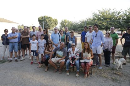 Asistentes a la reunión de ayer en la plaza de Les Valls.