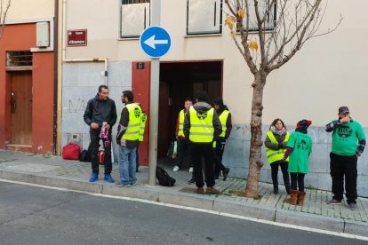 Membres de la PAH, davant del bloc del carrer Alsamora, abans que hi arribés la comitiva judicial.