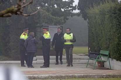 Parte de la comitiva judicial y de los Mossos d’Esquadra ayer en la reconstrucción en la entidad.deportiva. 