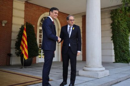 Pedro Sánchez i Quim Torra es van saludar amb aquesta encaixada davant dels periodistes a la porta de la Moncloa.