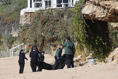 Imagen del traslado del último cuerpo recuperado de la patera naufragada en Barbate.