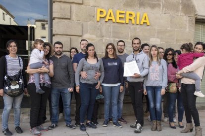 Els pares que es van concentrar ahir a la plaça Major de Cervera.