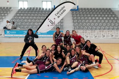 L'equip femení de bàsquet celebra el seu or al campionat universitari.