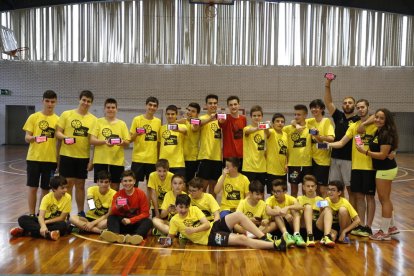 Jugadors de la base de l’Handbol Pardinyes mostren els mòbils amb l’aplicació.