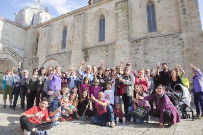 Veïns de Vallbona de les Monges van celebrar ahir a la tarda el ‘títol’ davant el monestir.