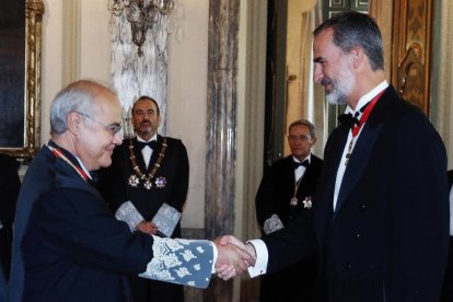 La fiscal general, Felipe VI y la ministra de Justicia escuchan el discurso de Carlos Lesmes (en pie).