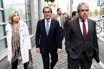 L'expresident de la Generalitat Artur Mas, l'exconsellera Joana Ortega i Francesc Homs, a la seua sortida del Tribunal de Comptes.