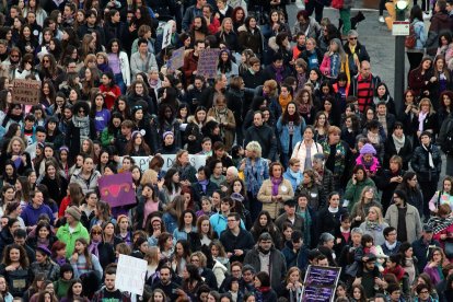 Una auténtica marea lila inundó de reivindicaciones la Rambla d’Aragó.