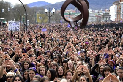 El centro de Bilbao quedó ayer abarrotado de mujeres vestidas de negro y morado que celebraron el Día Internacional de la Mujer.