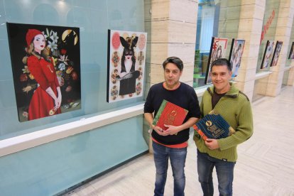 El artista Narcís Gironell y el escritor y periodista Martí Gironell, ayer en la Biblioteca Pública de Lleida.