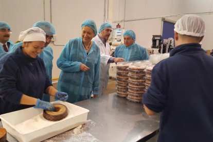 Marta Gastón (centre), en la visita a la Plataforma Logística.